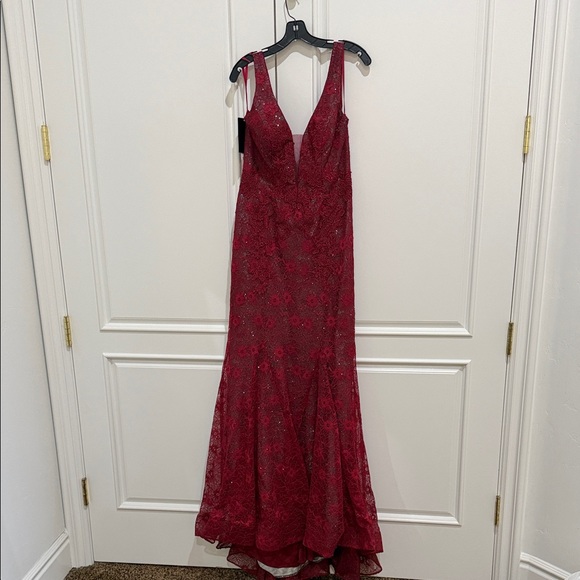 Chic Burgundy Maxi Dress